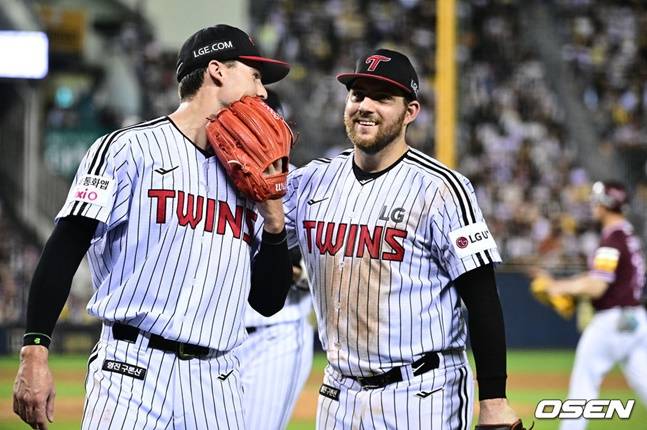 톨허스트(왼쪽)가 이닝을 마치고 오스틴과 이야기를 나누고 있다.