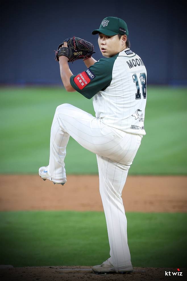 KT 위즈 문용익이 30일 수원 KIA전에서 역투하고 있다. /사진=KT 위즈 제공