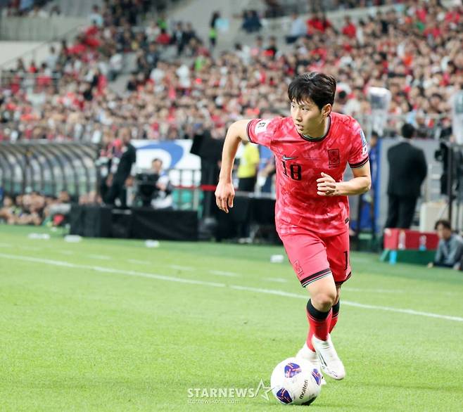 이강인이 지난 6월 10일 서울월드컵경기장에서 북중미월드컵 최종예선 마지막 경기인 쿠웨이트전에서 크로스를 준비하고 있다. /사진=강영조 선임 기자