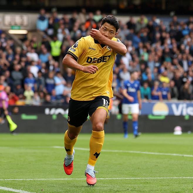 울버햄프턴 황희찬이 30일(한국시간) 영국 울버햄프턴의 몰리뉴 스타디움에서 열린 에버턴과의 2025~2026 잉글랜드 프리미어리그(EPL) 3라운드 홈경기에서 골을 넣은 뒤 왼 손목에 입을 맞추고 있다. 그의 손목에는 조부모의 한자 이름이 문신으로 새겨져 있다. /사진=EPL 공식 SNS 캡처