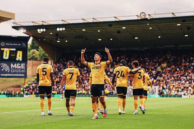 울버햄프턴 황희찬이 30일(한국시간) 영국 울버햄프턴의 몰리뉴 스타디움에서 열린 에버턴과의 2025~2026 잉글랜드 프리미어리그(EPL) 3라운드 홈경기에서 골을 넣은 뒤 최근 세상을 떠난 할아버지를 기리는 세리머니를 하고 있다. /사진=울버햄프턴 SNS 캡처