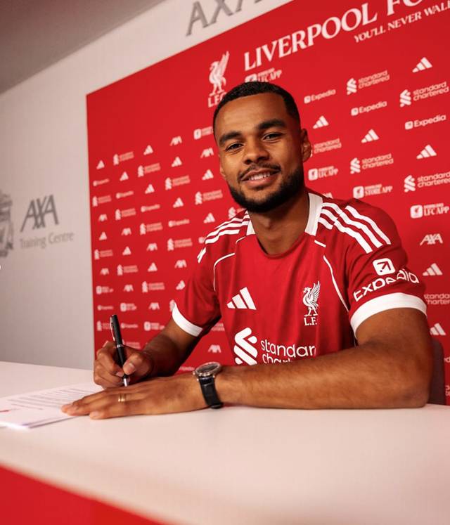 재계약에 사인하는 코디 학포. /사진=리버풀 SNS