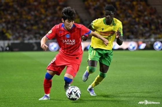 이강인(왼쪽)이 18일 오전 3시 45분(한국시간) 프랑스 낭트의 스타드 드 라 보주아르에서 열린 2025~2026시즌 프랑스 리그1 1라운드 경기 중 드리블 돌파하고 있다. /AFPBBNews=뉴스1