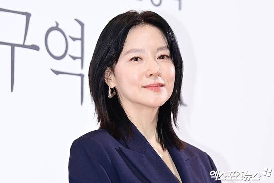 배우 이영애가 여행을 떠난 근황을 공개했다.