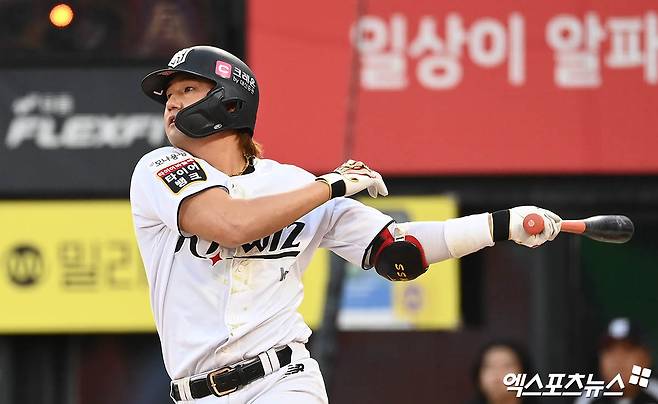 9일 오후 수원케이티위즈파크에서 열린 '2024 신한 SOL Bank KBO 포스트시즌' LG 트윈스와 KT 위즈의 준플레이오프 4차전 경기, 9회말 1사 KT 김상수가 안타를 때려내고 있다. 엑스포츠뉴스 DB