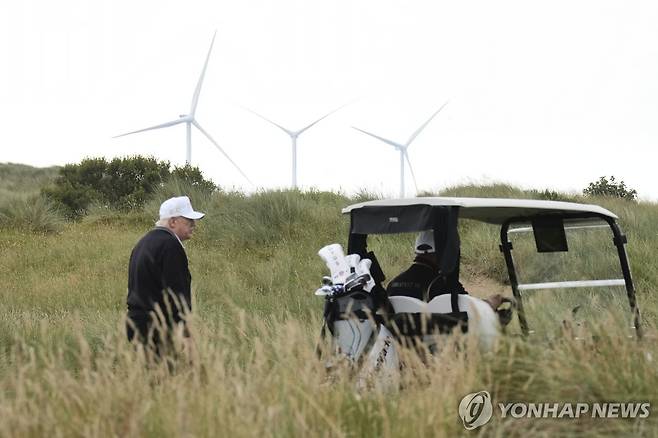 스코틀랜드 트럼프 골프장 인근의 풍력발전기 [AP 연합뉴스 자료사진. 재판매 및 DB 금지]
