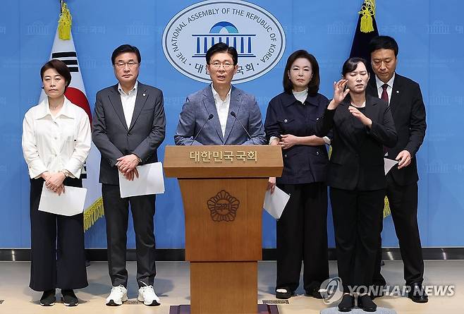 최교진 교육장관 후보자 사퇴 촉구 (서울=연합뉴스) 김주성 기자 = 국회 교육위원회 소속 국민의힘 의원들이 28일 서울 여의도 국회 소통관에서 최교진 교육부 장관 후보자의 전교조 활동 이력 등을 공개하며 사퇴를 촉구하고 있다. 
    왼쪽부터 국민의힘 서지영·김대식·조정훈·김민전·정성국 의원. 2025.8.28 utzza@yna.co.kr