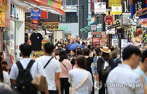 광복절 휴일로 북적이는 명동   (서울=연합뉴스) 최재구 기자 = 광복절인 15일 서울 명동이 관광객과 시민 등으로 붐비고 있다. 2025.8.15
    jjaeck9@yna.co.kr
