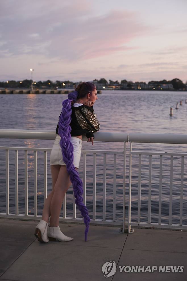 지난 7월 26일 미 샌디에이고에서 열린 '코믹콘' 행사에서 한 참가자가 케데헌 주인공 '루미'처럼 꾸민 모습. [Invision/AP 연합뉴스 자료사진. 재판매 및 DB 금지]