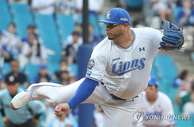 역투하는 후라도 (대구=연합뉴스) 김현태 기자 = 13일 대구 라이온즈 파크에서 열린 프로야구 2025 신한 SOL 뱅크 KBO리그 KIA 타이거즈와 삼성 라이온즈의 경기 1회초. 삼성 선발투수 후라도가 역투하고 있다. 2025.8.13 mtkht@yna.co.kr