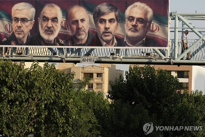 이스라엘 공습으로 사망한 이란 최고 지휘관과 과학자들의 얼굴이 담긴 그림 [AP 연합뉴스 자료사진. 재판매 및 DB 금지]