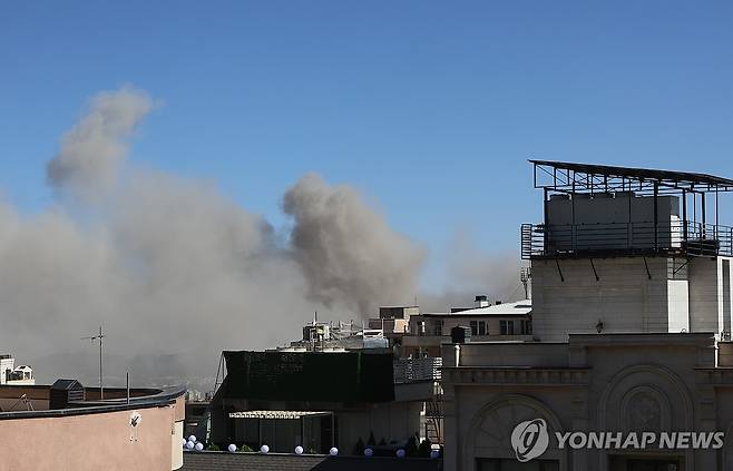 6월 18일(현지시간) 이스라엘의 공습으로 연기 치솟는 테헤란 시내 [EPA 연합뉴스 자료사진. 재판매 및 DB 금지]