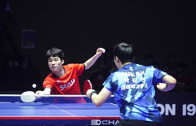 박강현의 공을 리시브하는 장우진(왼쪽) [촬영 이동칠]