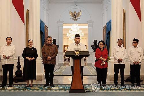정당 지도자들과 함께 기자회견 하는 프라보워 인도네시아 대통령(가운데) [AFP 연합뉴스. 재판매 및 DB 금지]
