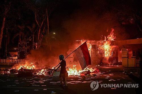 인도네시아 수라바야서 불에 탄 경찰 건물 [AFP 연합뉴스. 재판매 및 DB 금지]