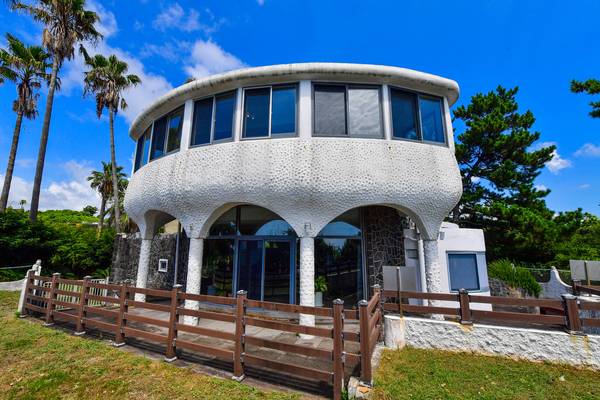 소라의 성 건물 남쪽에서 바라본 건물 전경. 남쪽으로 건물 남쪽 발코니(로지아, loggia)가 눈에 띈다. /제주일보=고봉수기자