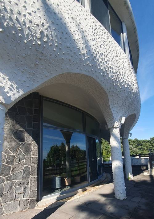 이 발코니를 지지하는 4개 기둥에는 제주 바다에서 나는 ‘몽돌(자갈)’을 박아 포인트를 줬다. /제주일보=고봉수기자