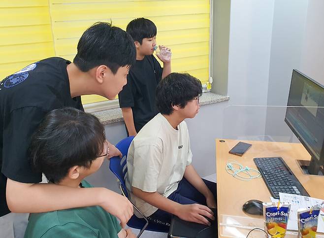 ▲&nbsp;명인중 '2025 청개구리 스펙-교실' 수업 &nbsp;중 학생들이 영상 편집 기술을 배우고 있다./사진제공=명인중학교&nbsp;