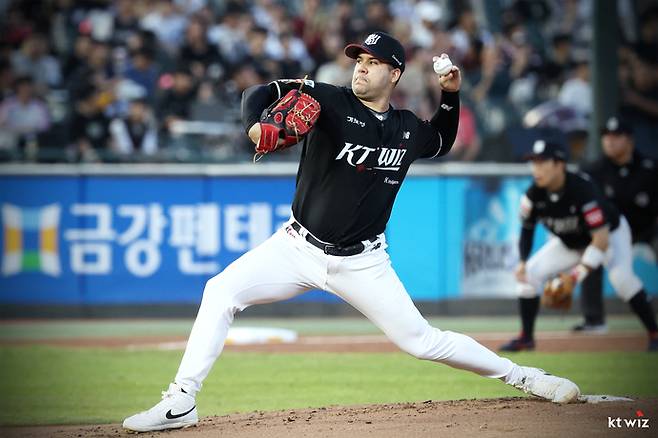 지난 28일 부산 사직야구장에서 열린 KBO리그 롯데 자이언츠전서 KT 헤이수스가 역투하고 있다. 사진=KT위즈