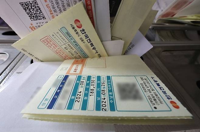 서울 시내 한 주택 우편함에 한국전력에서 보낸 전기요금 고지서가 놓여 있다. 사진=연합뉴스