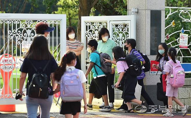 인천의 한 초등학교에서 학생들이 선생님들과 인사를 하며 등교하고 있다. 중부포토DB