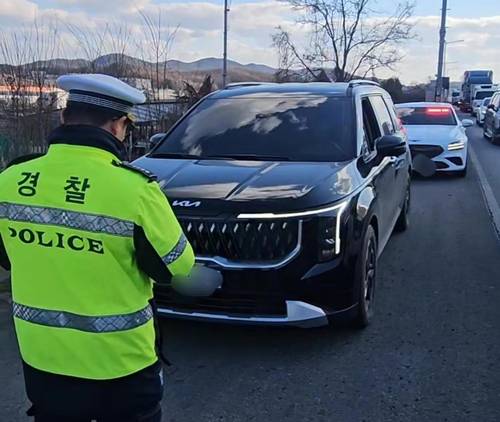 지난 1월 버스전용차로 위반 차량 단속 현장. [사진 = 경기남부경찰청]