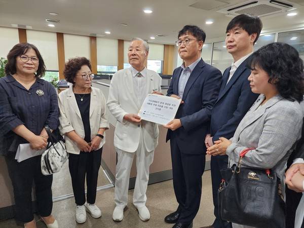 인천 시민단체와 서구지역 주민단체 등으로 구성된 '수매립지문제해결 범시민운동본부'가 오늘(1일) 인천시청을 찾아 대통령 주재 타운홀 미팅을 촉구하는 요청서를 인천시장 비서실에 제출하고 있다. [사진=윤종환 기자]&nbsp;