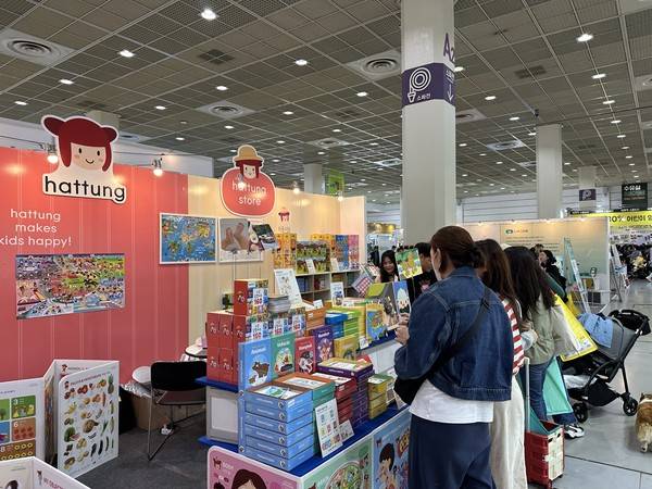 코엑스 유아교육전 관람객들이 ㈜처음교육 부스를 둘러보고 있다.