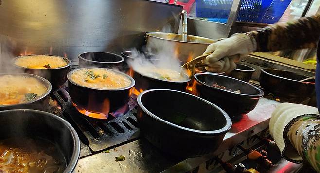 한 식당에서 가스 불에 국밥을 끓이고 있다. 최근&nbsp;가스비 인상으로 자영업자 부담이 커졌다.&nbsp; 사진=연합뉴스.