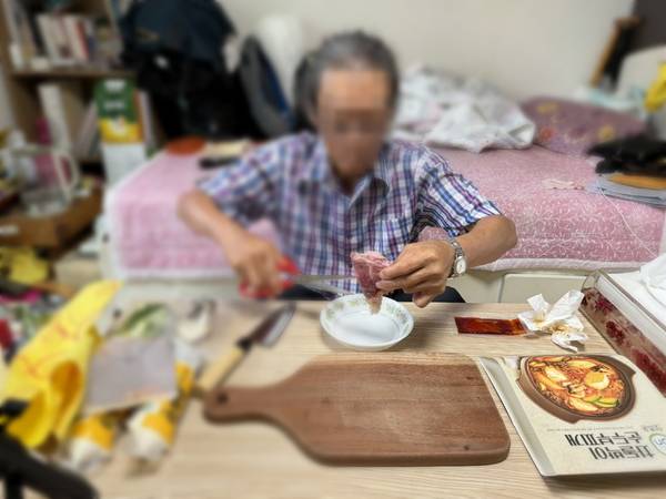 ▲ 공주시가 독거노인의 정서적 지지와 자살 예방을 위해 요리 프로그램을 운영해 큰호응을 얻었다. 사진=명예기자 정영수