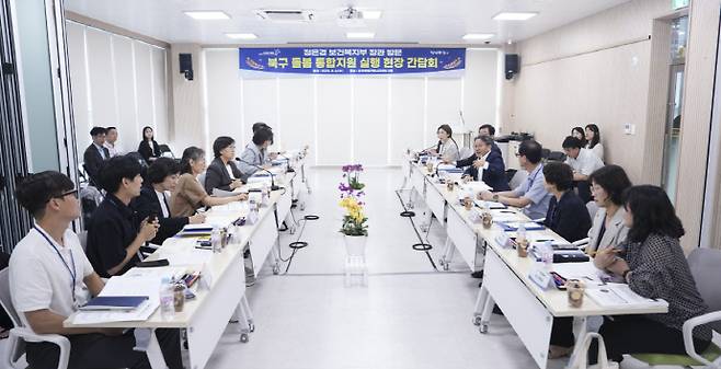 지난 8월6일 정은경 보건복지부 장관이 광주를 찾아 강기정 시장과 돌봄통합지원 실행 현장 간담회를 하고 있다./광주시 제공