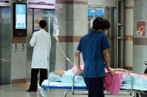 의대 정원에 반발해 병원을 떠났던 사직 전공의 상당수가 1일 업무 현장에 복귀했다. 이날 광주 시내 한 대형병원에서 의료진이 이동하고 있다.
/나명주기자mjna@kwangju.co.kr