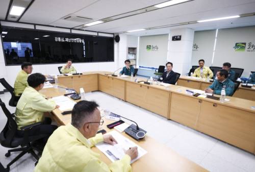 이재명 대통령이 30일 강원 강릉시청 재난안전상황실에서 가뭄 대책 회의를 주재하고 있다. 회의에는 김진태 강원특별자치도지사와 김홍규 강릉시장, 김광용 행안부 재난안전관리본부장, 김명일 한국농어촌공사 강원지역본부장, 황주호 한국수력원자력 사장, 김승룡 강원도소방본부장 등 관계 기관장과 더불어민주당 허영(춘천갑) 의원 등이 참석했다. 연합뉴스