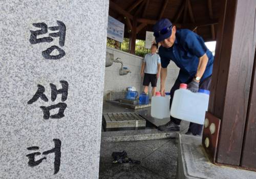 31일 강원 강릉시 대관령샘터에서 시민들이 식수로 사용할 물을 받고 있다. 롯데칠성음료에서 운영하는 대관령샘터는 대관령 지하 암반수를 취수해 수처리 과정을 거쳐 시민에게 식수를 제공하고 있다. 강릉은 상수원인 오봉저수지의 저수율이 이날 기준 14.9%로 뚝 떨어지며 역대 최저치를 기록, 수도 계량기 75% 잠금 하는 강력한 제한급수가 시행되고 있다. 연합뉴스
