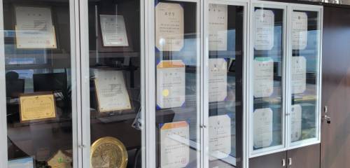 ◇한양건설(주) 한쪽 벽면을 각종 상장, 기부 감사장 등이 빼곡히 채우고 있다.