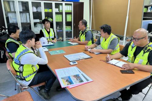 ◇조병철 한양건설(주) 대표이사가 직원들을 대상으로 안전교육을 하고 있다. 사진=한양건설(주)