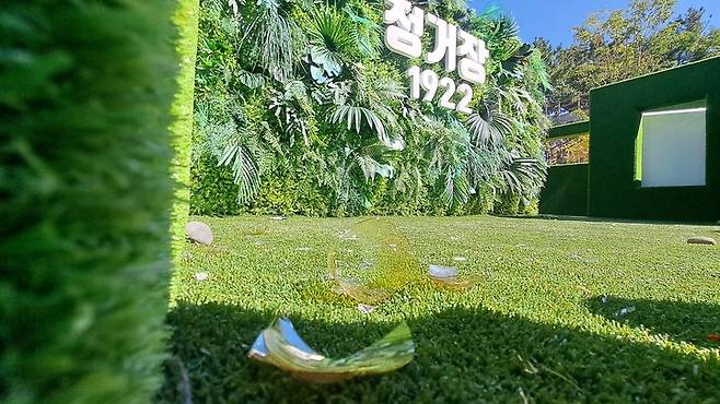 울산 북구가 신천동 370-5번지 일원에 조성한 만남의 광장 위 '정거장 1922' 미로정원 내부에 유리 전등이 파손돼 바닥에 유리 조각이 흩뿌려져 있다.