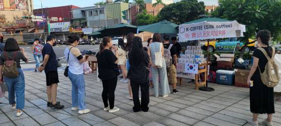2023년 8월 27일 대만 타이베이 톈무(티엔무) 광장에서 진주 실크커피 시음회가 열린 가운데 지역 주민들이 커피 맛을 보기 위해 길게 줄을 서 있다. 사진=경남일보DB