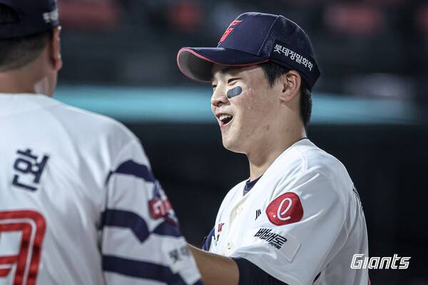 팀 승리 후 미소짓고 있는 박찬형. (사진=롯데자이언츠)