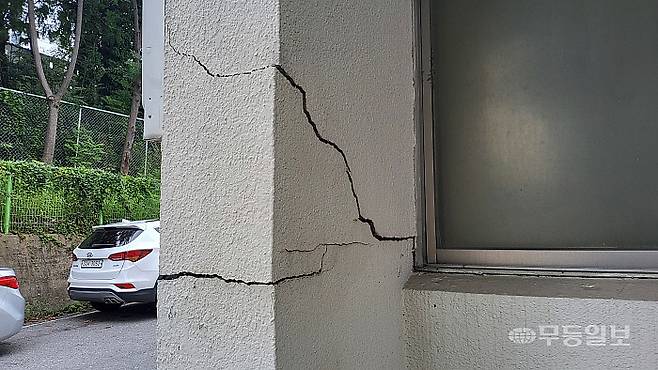 12일 오전 광주 북구 신안동 신안치안센터. 건물 외벽 기둥에 큰 균열이 생겨 있었다.