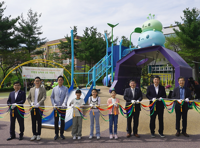 넥슨은 '메이플스토리' IP 테마로 꾸려진 놀이공간을 성남시와 의정부시 두 곳에 개장했다. 사진은 의정부시 놀이터 개장식(제공=넥슨).