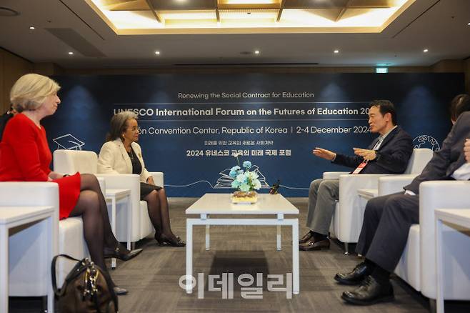 임태희 경기도교육감이 지난해 12월 수원컨벤션센터에서 열린 ‘2024 유네스코 교육의 미래 국제포럼’에서 스테파니아 지아니니 유네스코 교육사무총장보와 회담을 갖고 있다.(사진=경기도교육청)