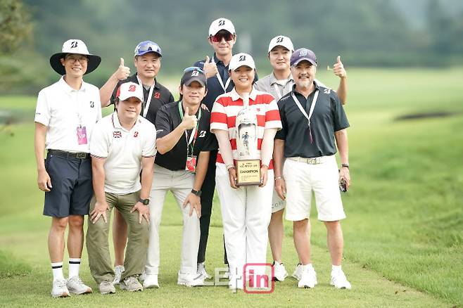 브리지스톤골프를 수입하는 석교상사 직원들이 후원선수 신다인의 KG 레이디스 오픈 우승을 축하하고 있다. (사진=석교상사)
