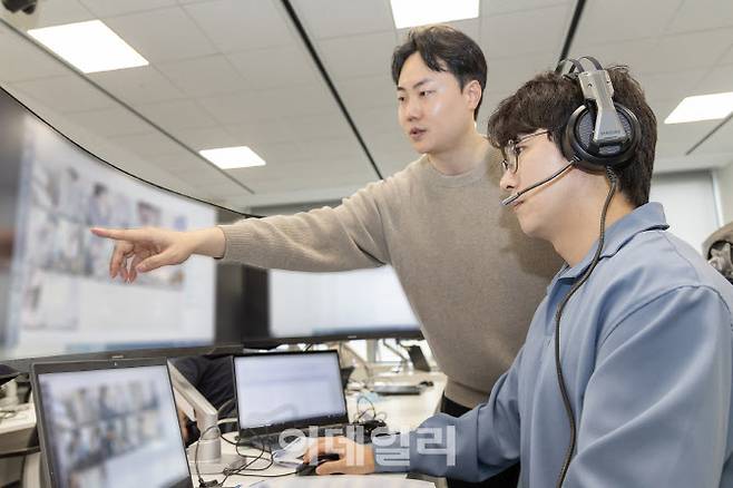 지난 4월19일 삼성전자 인재개발원(경기도 용인)에서 삼성전자 감독관이 상반기 삼성직무적성검사 응시자를 대상으로 예비 소집을 진행하는 모습(사진=삼성전자)