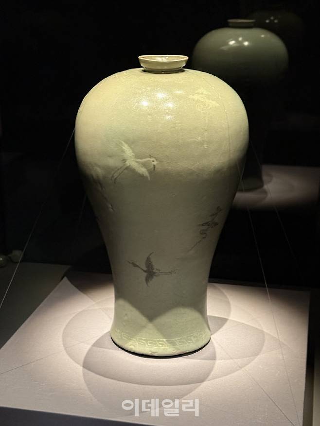 ‘청감 상감운학문 매병’(호림박물관 소장). (사진=장병호 기자)