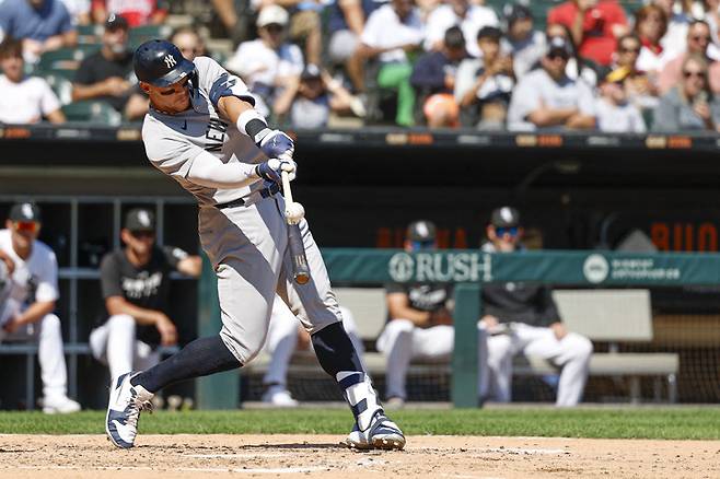 2025년 8월 31일 미국 일리노이주 시카고 개런티드 레이트 필드에서 열린 경기 5회 초, 뉴욕 양키스의 지명타자 애런 저지(99번)가 시카고 화이트삭스를 상대로 안타를 기록하고 있다.