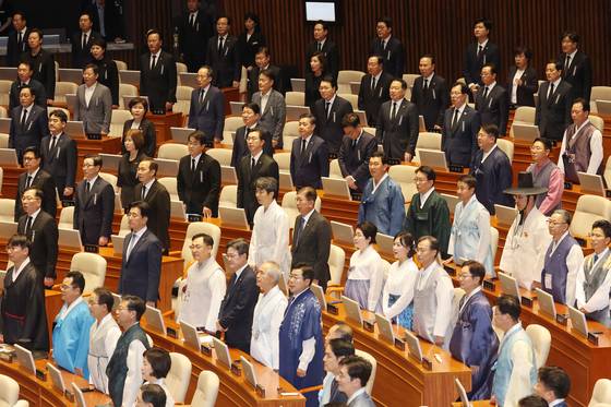 1일 서울 여의도 국회에서 열린 정기국회 개회식에서 한복과 상복을 입은 여야 의원들이 애국가를 부르고 있다. 〈사진=연합뉴스〉
