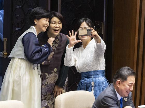 한정애 더불어민주당 정책위의장(가운데), 백해련(왼쪽), 백승아 의원이 1일 국회에서 열린 정기국회 개회식에 한복을 입고 참석해 휴대전화로 '셀카'를 찍고 있다. 〈사진=연합뉴스〉