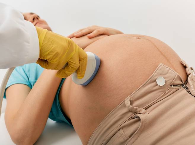 임신 후기 여성의 복부에서 직경 35cm에 달하는 거대 난소낭종이 발견된 사례가 보고됐다. 의료진은 임신 초기 초음파 검사를 받는 것이 중요하다고 조언했다. [사진=게티이미지뱅크]