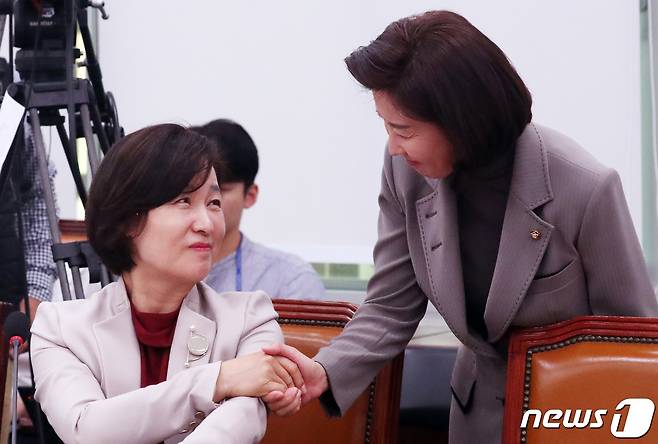 추미애 더불어민주당 의원(왼쪽)과 나경원 국민의힘 의원ⓒ News1 김명섭 기자